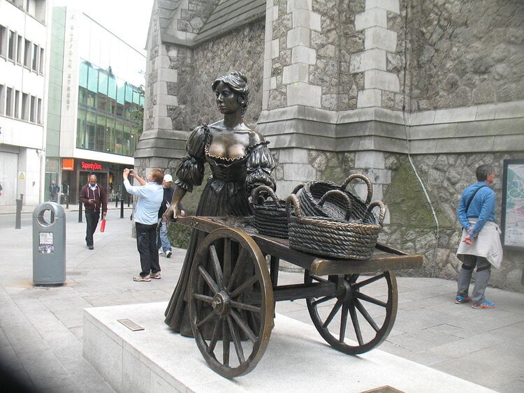 <span>Say hello to the Molly Malone Statue and learn the commemorative song</span>