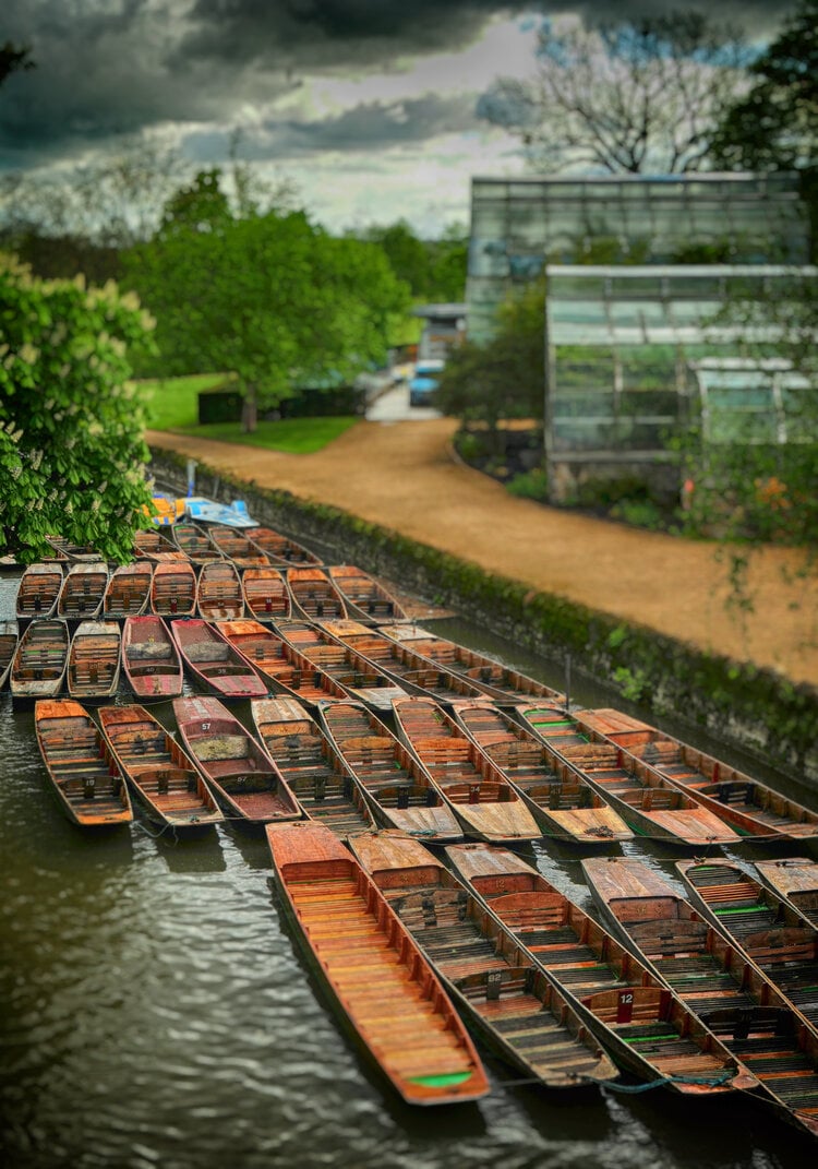 <span>Rent a punt and glide along the River Cherwell - this will be a new experience for most, as you use a long pole to guide the punt, instead of oars</span>