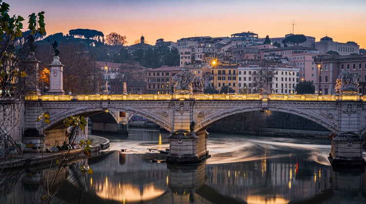 <span>See the city from a different point of view - go canoeing or kayaking on the Tiber River</span>