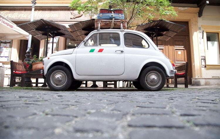 <span>Take a guided tour of the city in a vintage Fiat, the most famous Italian car</span>